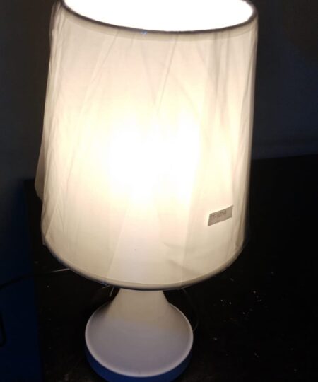 Lampu Meja T5780 A Menyala